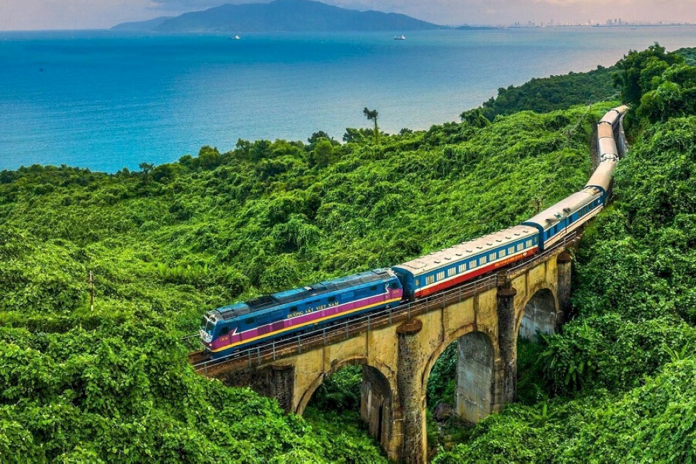 Experiencing Hai Van Pass by train